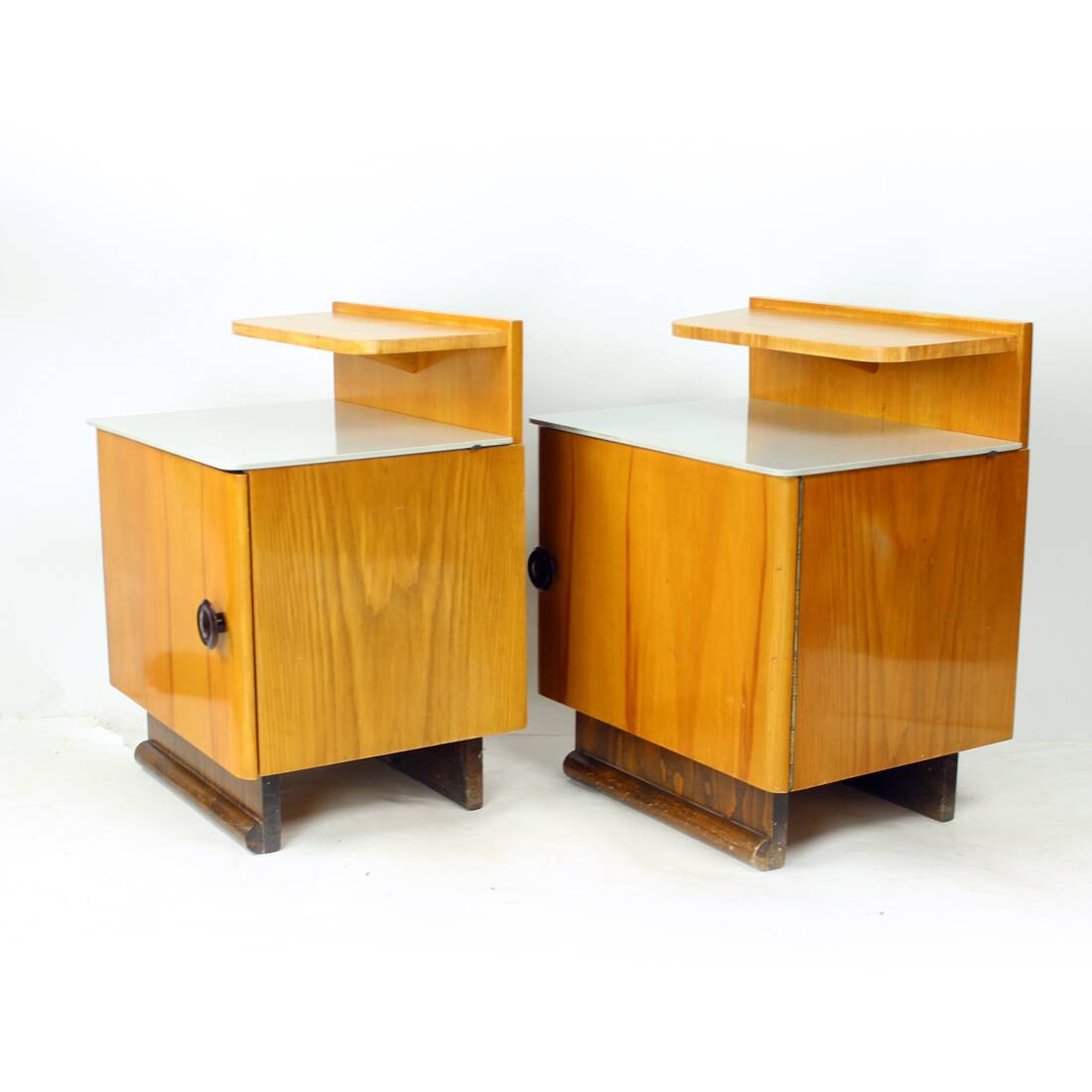 Ensemble de deux tables de chevet en bois et verre, Tchécoslovaquie 1950