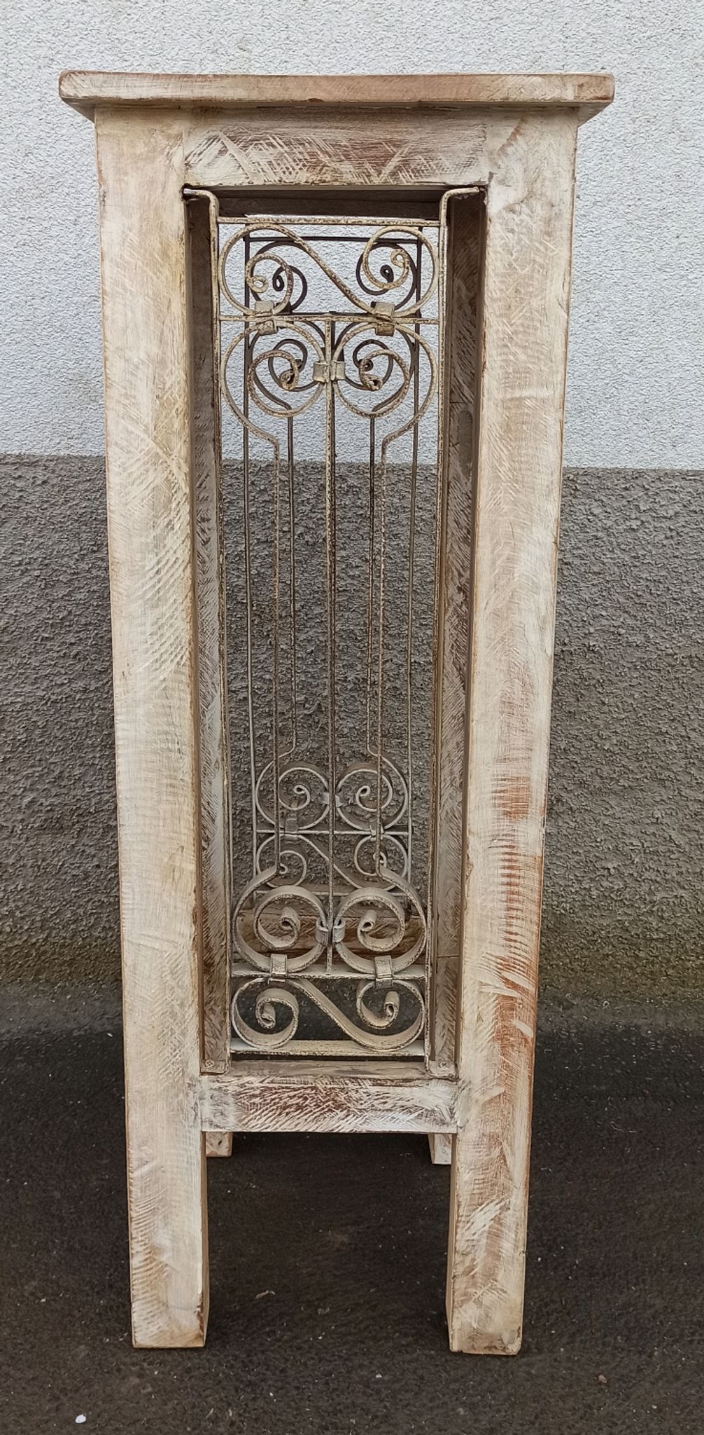 Antique pedestal table in wood and wrought iron