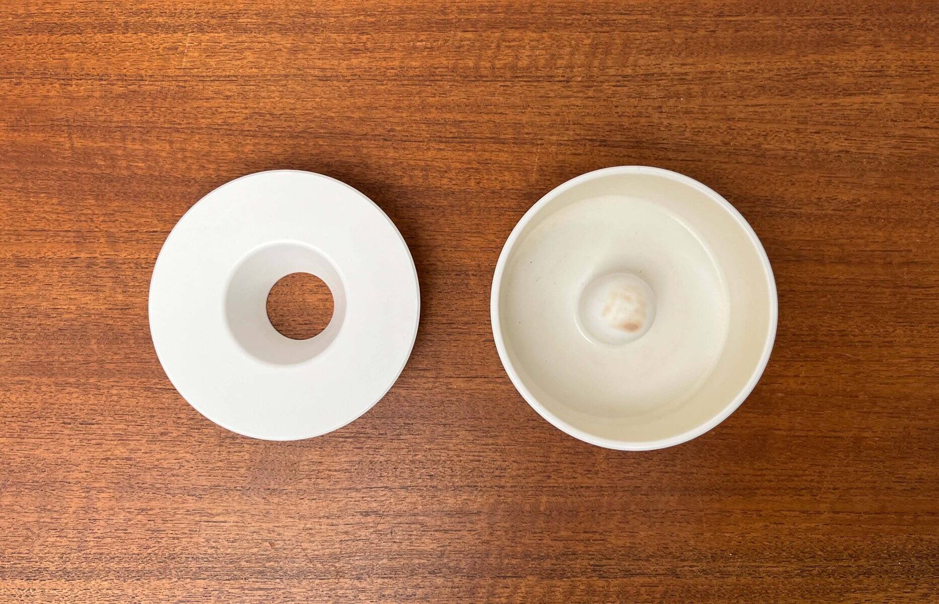 White melamine ashtray, mid-century Swedish design by Gunnar Larson for Gustavsberg, 1960s.