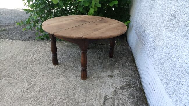 Folding low round table