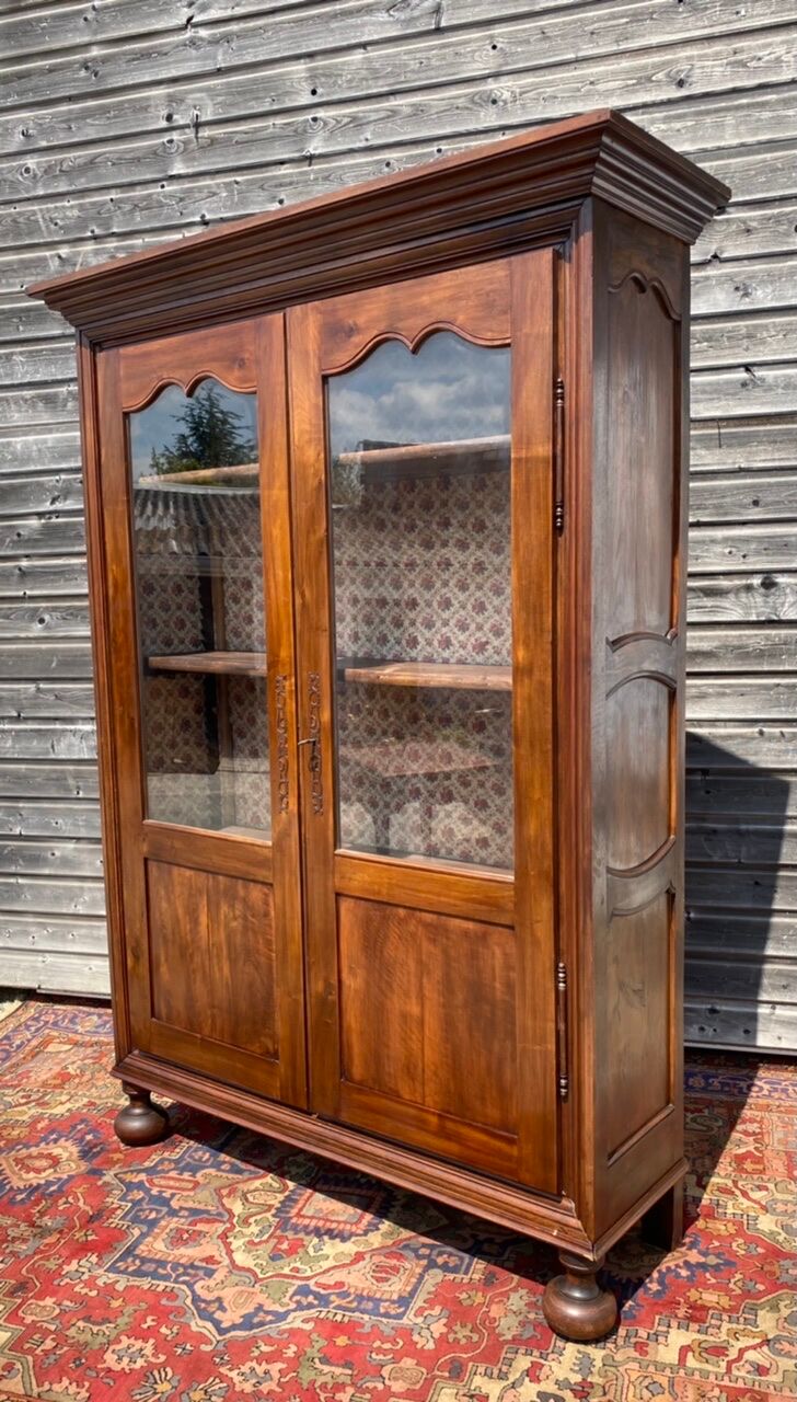 Vitrine en noyer d’époque restauration XIX eme siècle