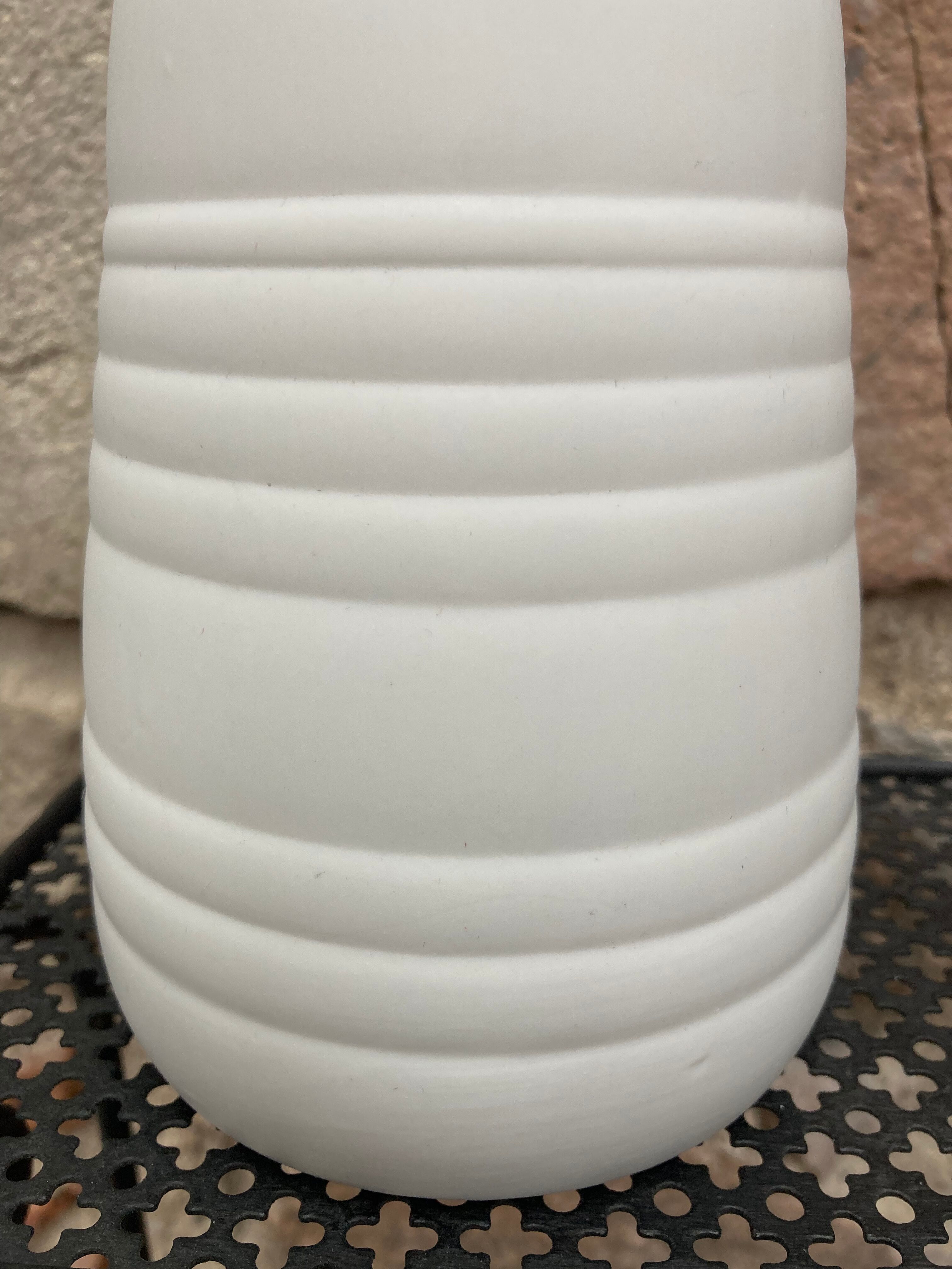 Vase en biscuit de porcelaine