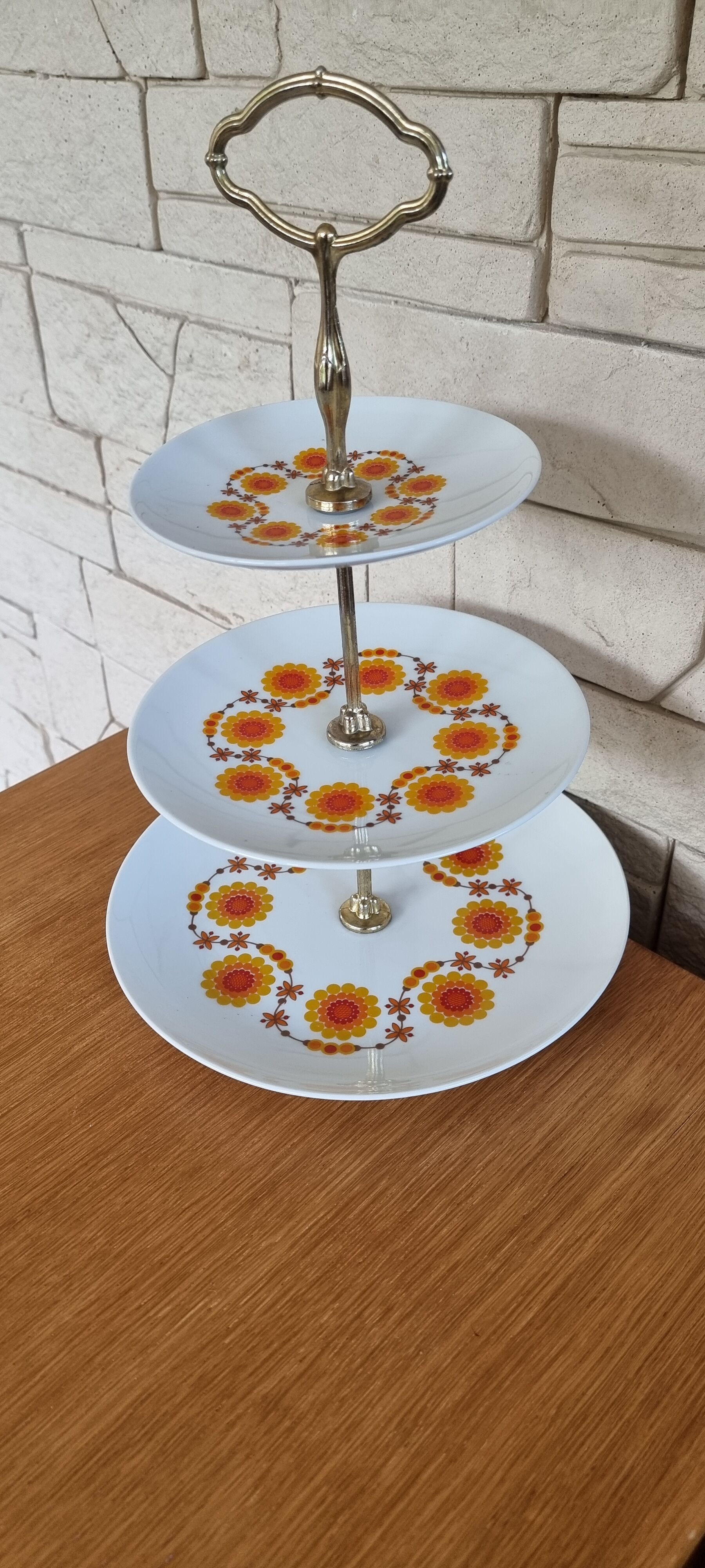 3-storey porcelain servant