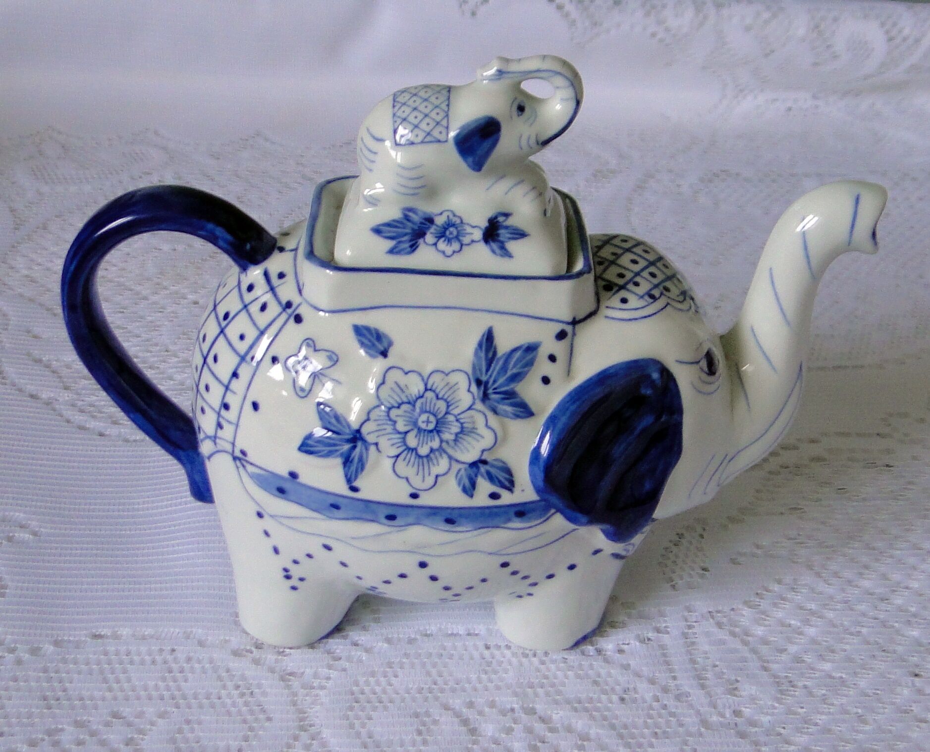 Theiere elephant porcelain blue patterns white background