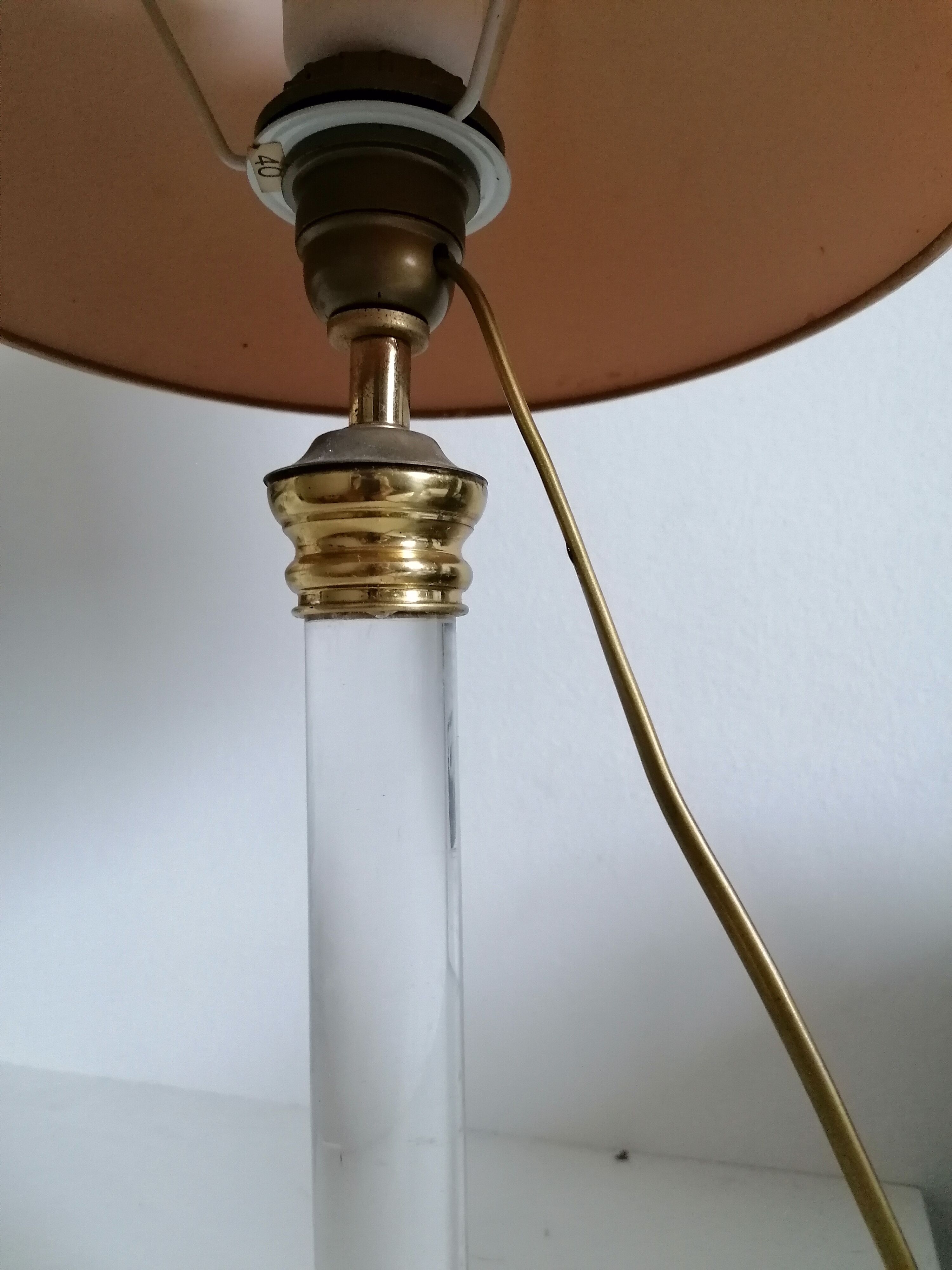 Lampe pied plexiglass et métal doré vintage