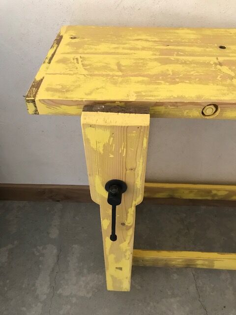 Yellow patinated establishment