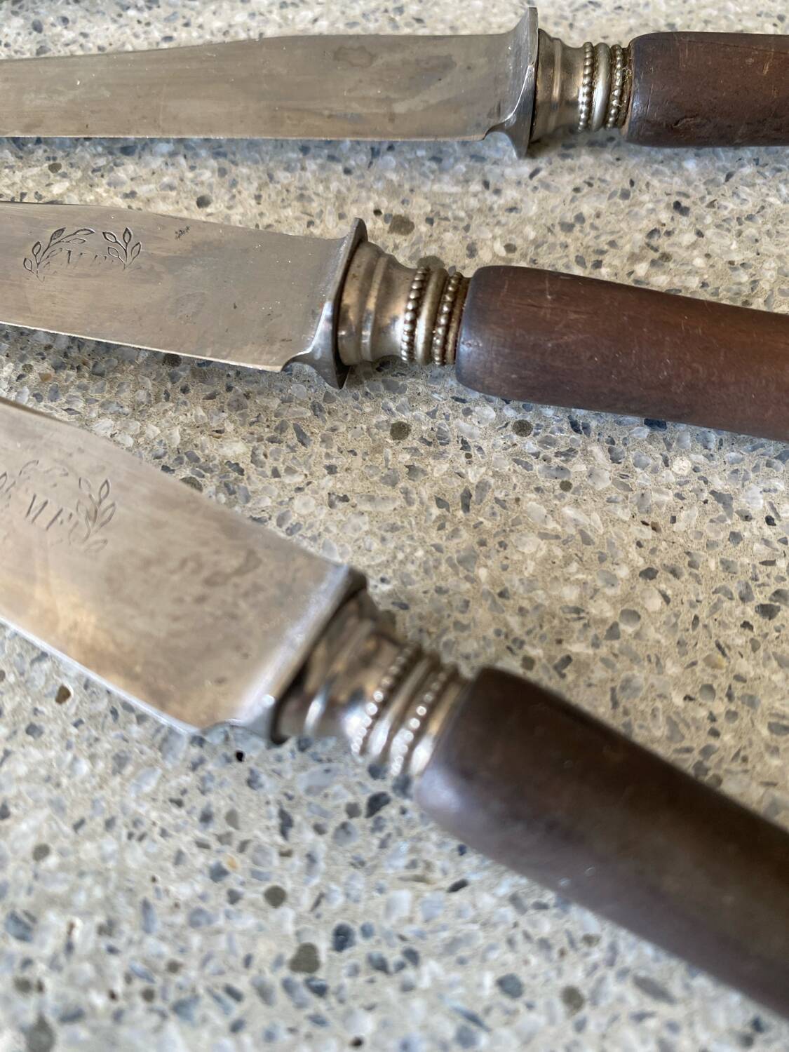 4 couteaux bois d’ébène monogramme MF