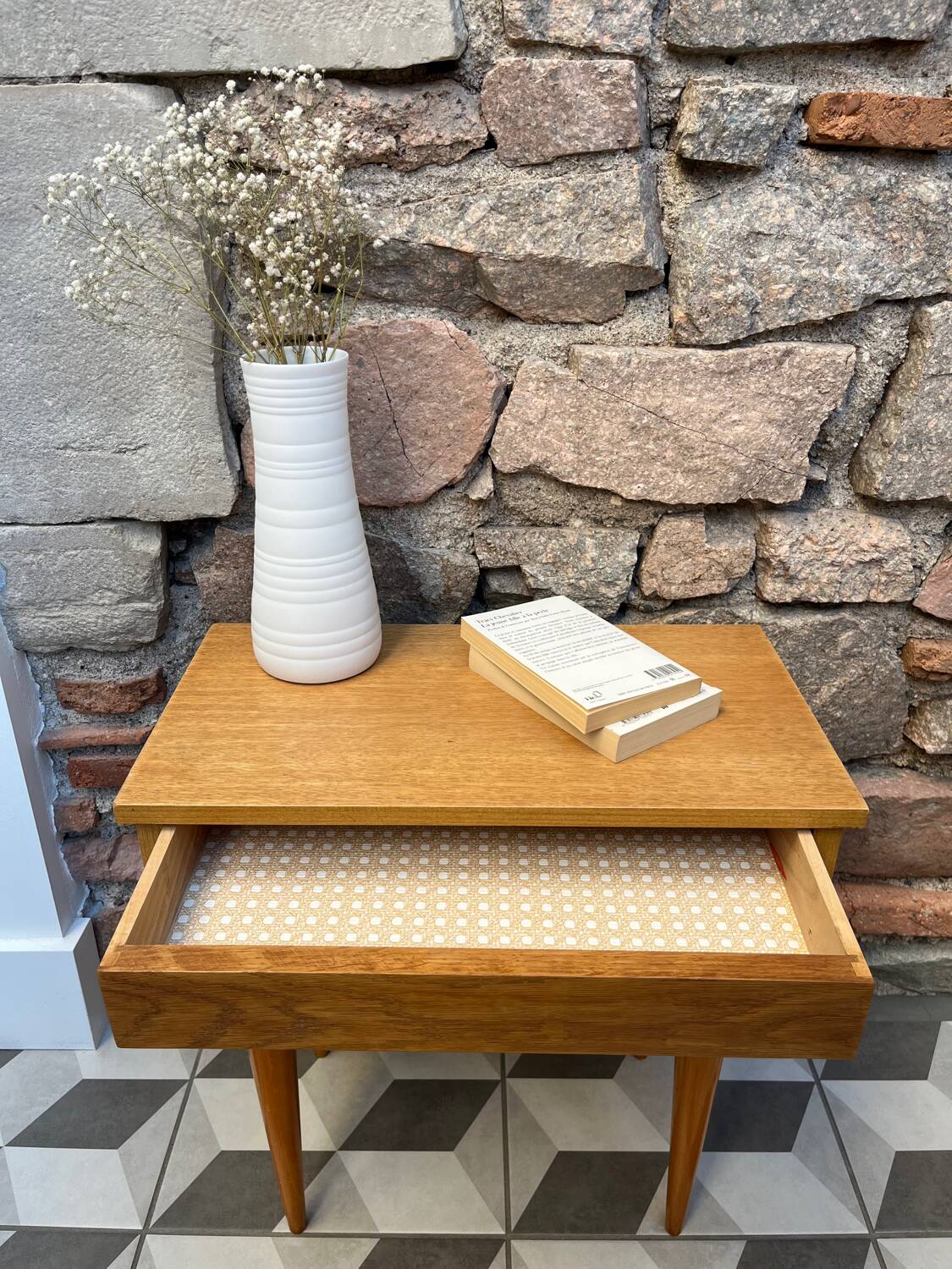 Spindle-legged bedside table from the 60s/70s.