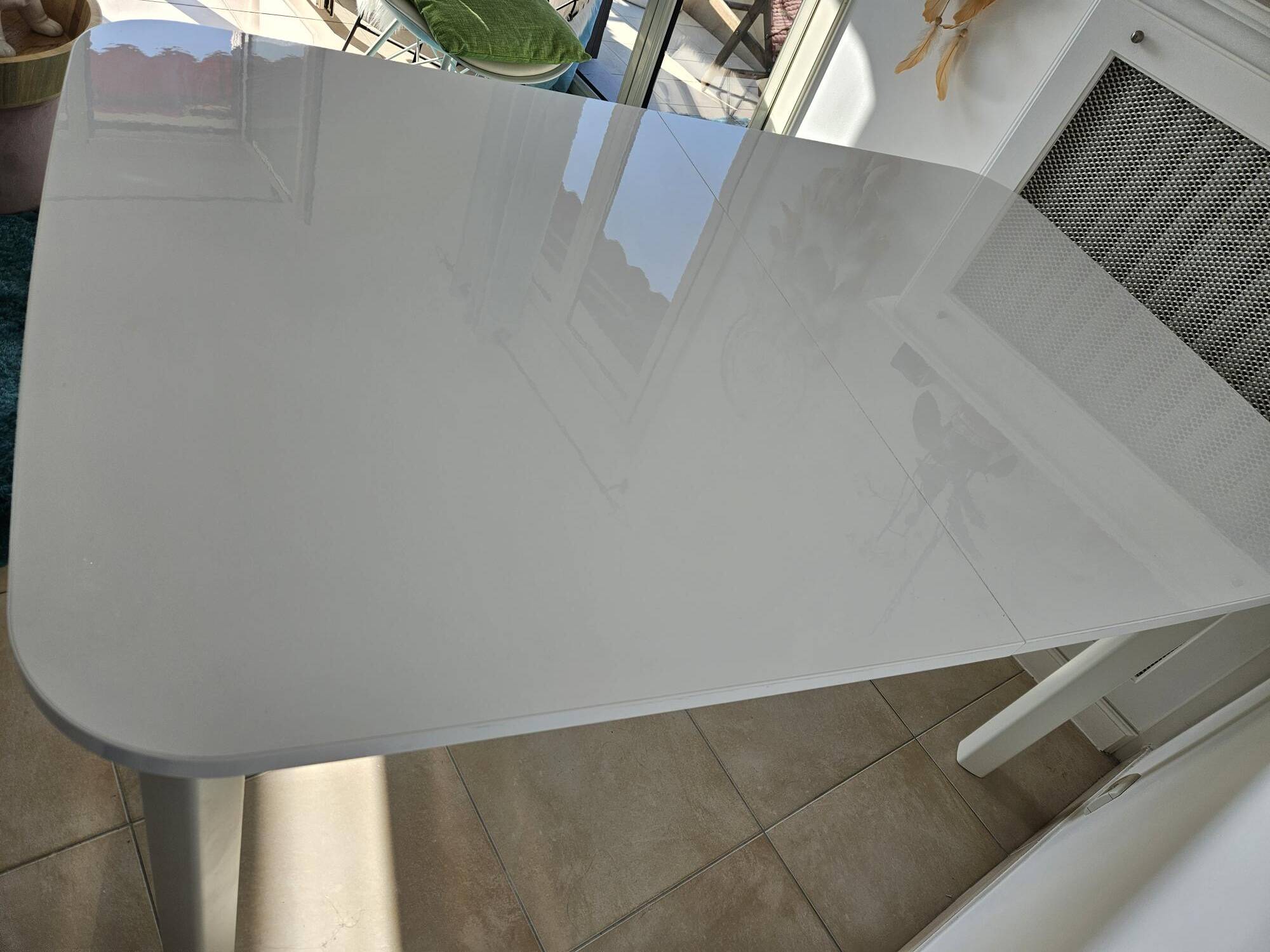 Glossy white table for dining room with white metal legs, in very good condition.