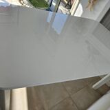 Glossy white table for dining room with white metal legs, in very good condition.