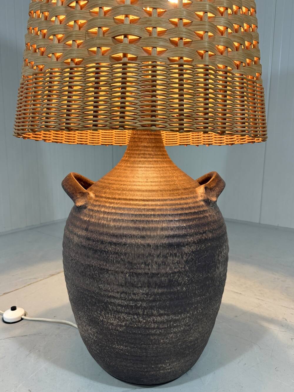 Grand lampadaire amphore en poterie avec abat-jour en rotin des années 1960