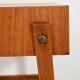 Une paire de tables de chevet scandinaves en teck.