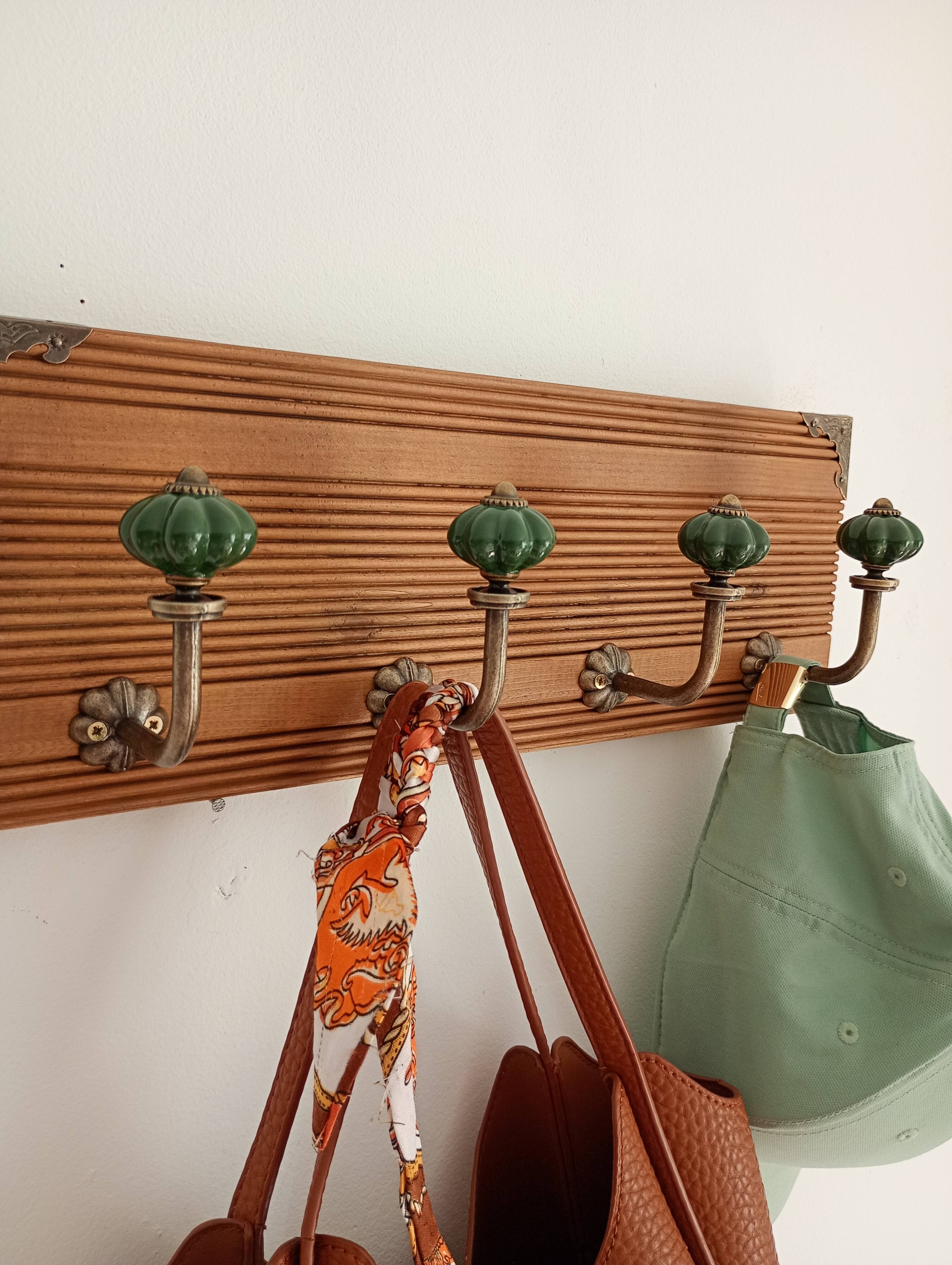 Wall-mounted coat rack in grooved wood – 4 hooks in metal and green ceramic