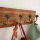 Wall-mounted coat rack in grooved wood – 4 hooks in metal and green ceramic