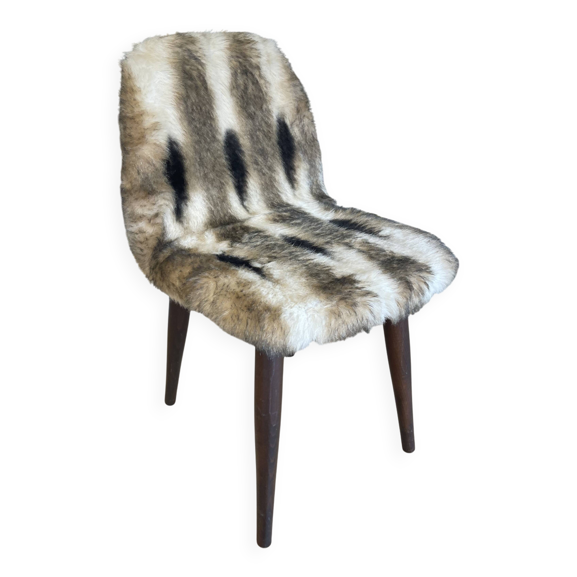 Chaise moumoute à motifs & pieds fuselés bois foncé