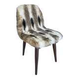 Chaise moumoute à motifs & pieds fuselés bois foncé