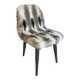Chaise moumoute à motifs & pieds fuselés bois foncé
