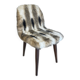 Chaise moumoute à motifs & pieds fuselés bois foncé