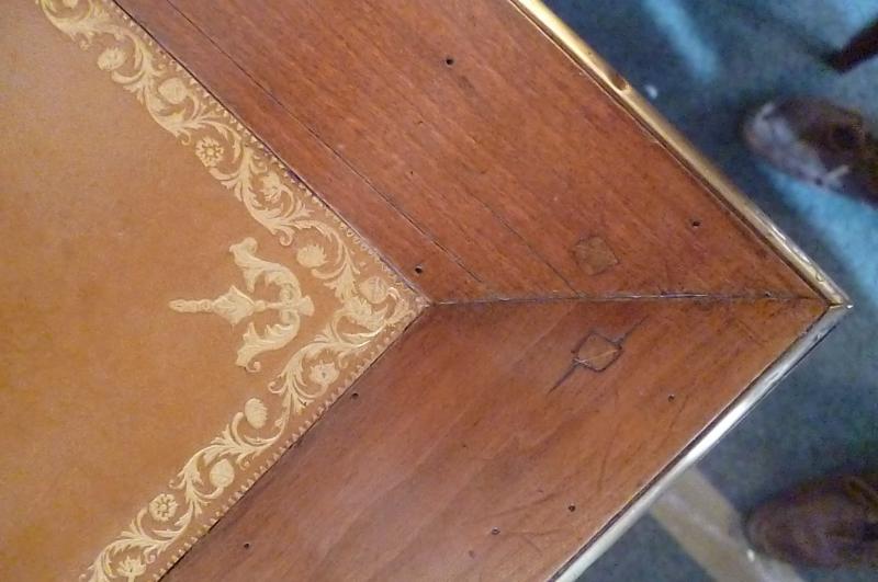 Double-sided flat desk