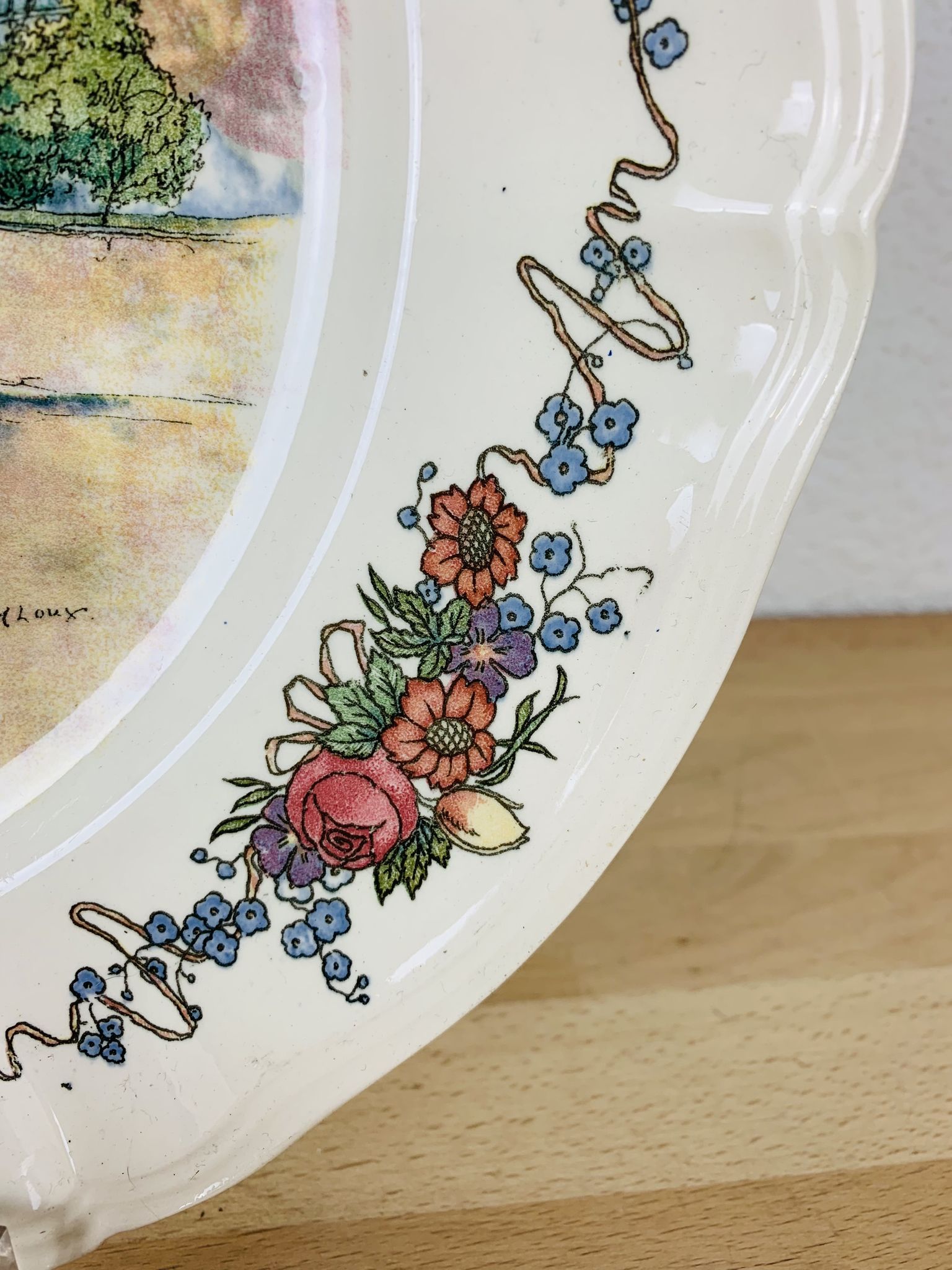 Round obernai dish in Sarreguemines earthenware, signed Loux
