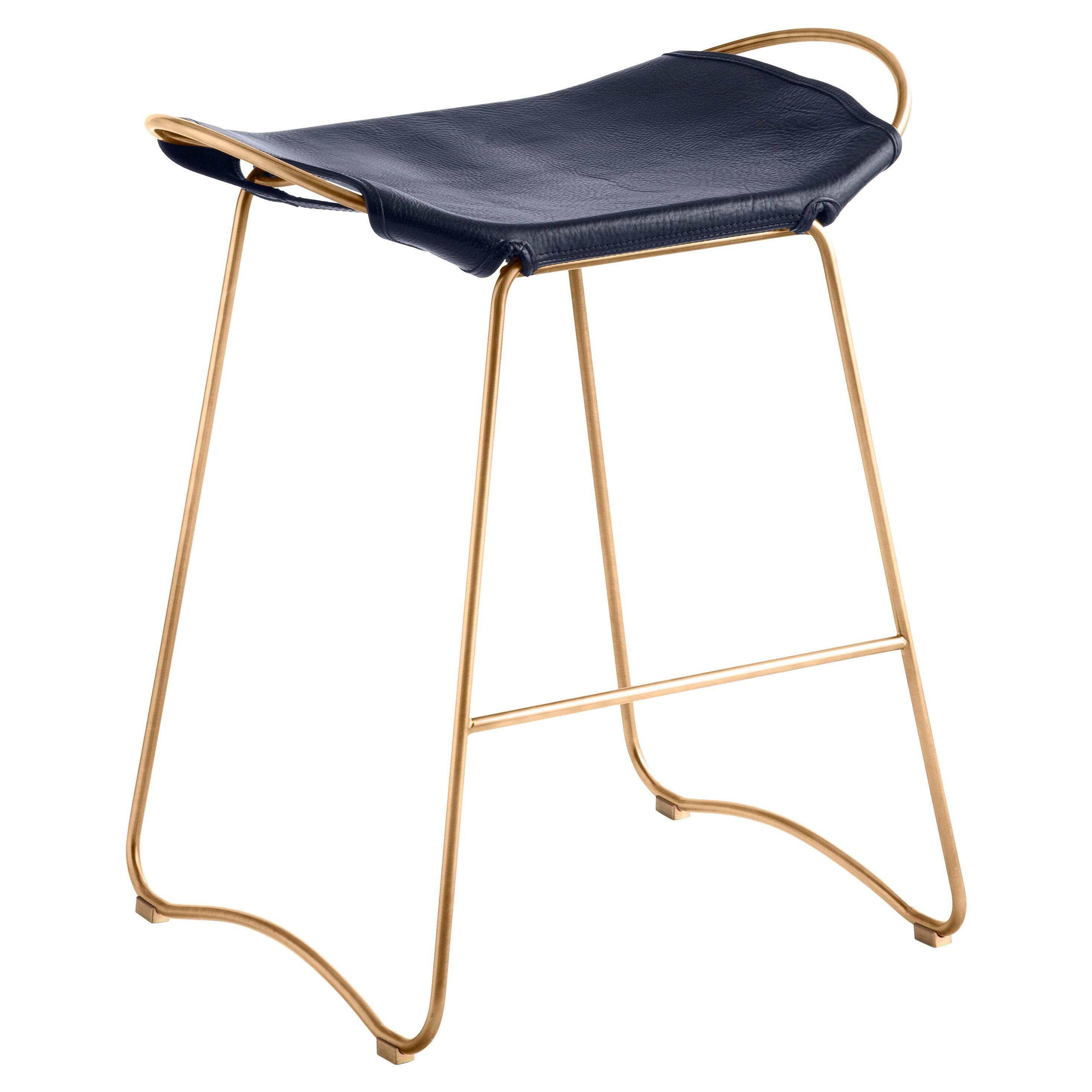 Tabouret de cuisine en acier laiton vieilli et cuir bleu marine de style contemporain