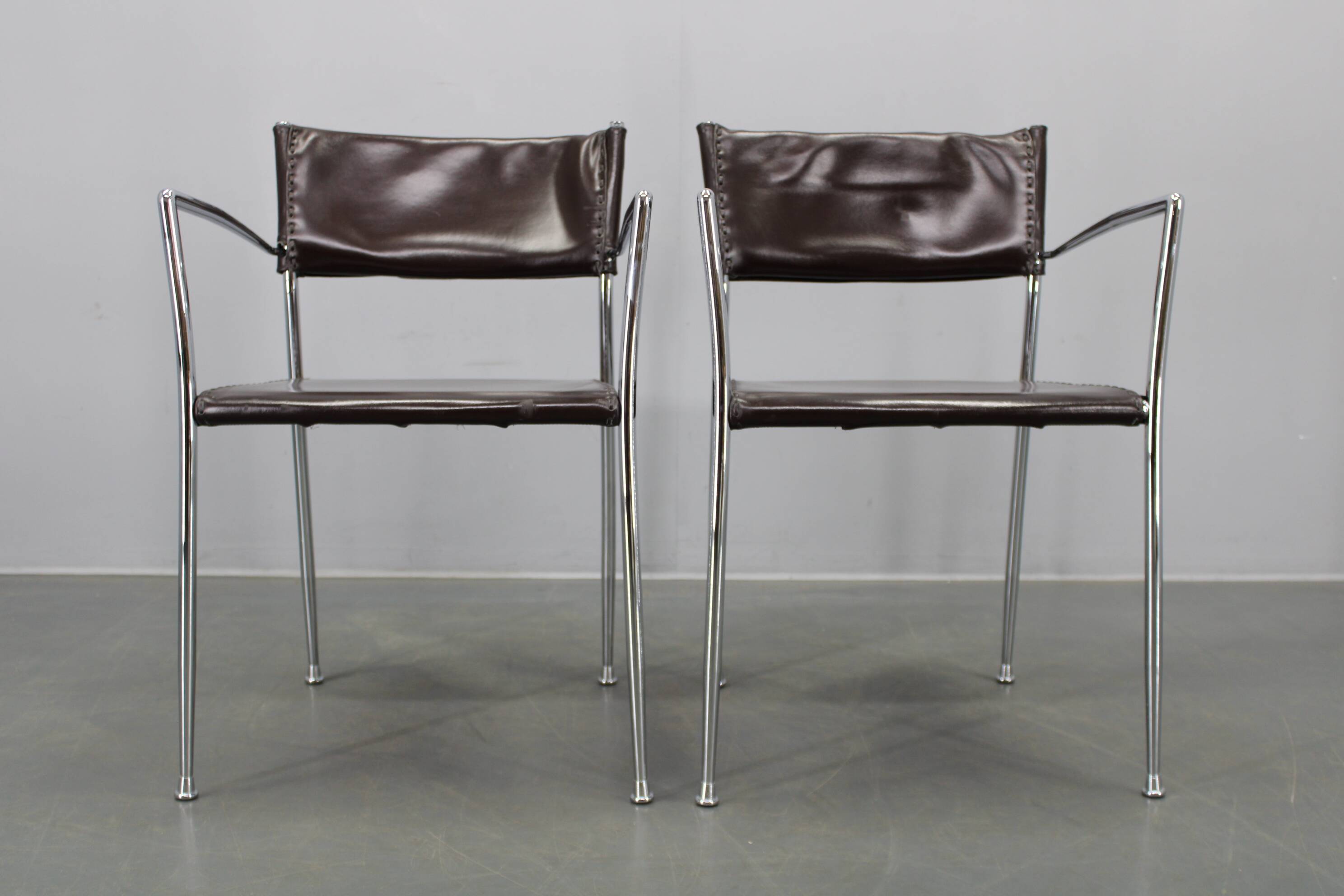 Ensemble de six fauteuils en cuir italien et chrome par Arper.