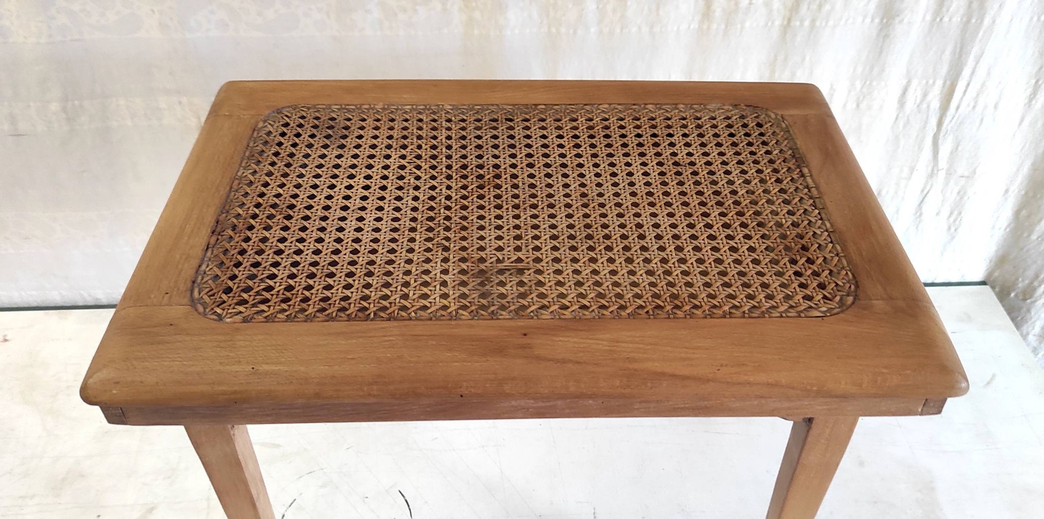 Table d'appoint en bois massif et cannage - mid. XXème