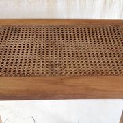 Table d'appoint en bois massif et cannage - mid. XXème