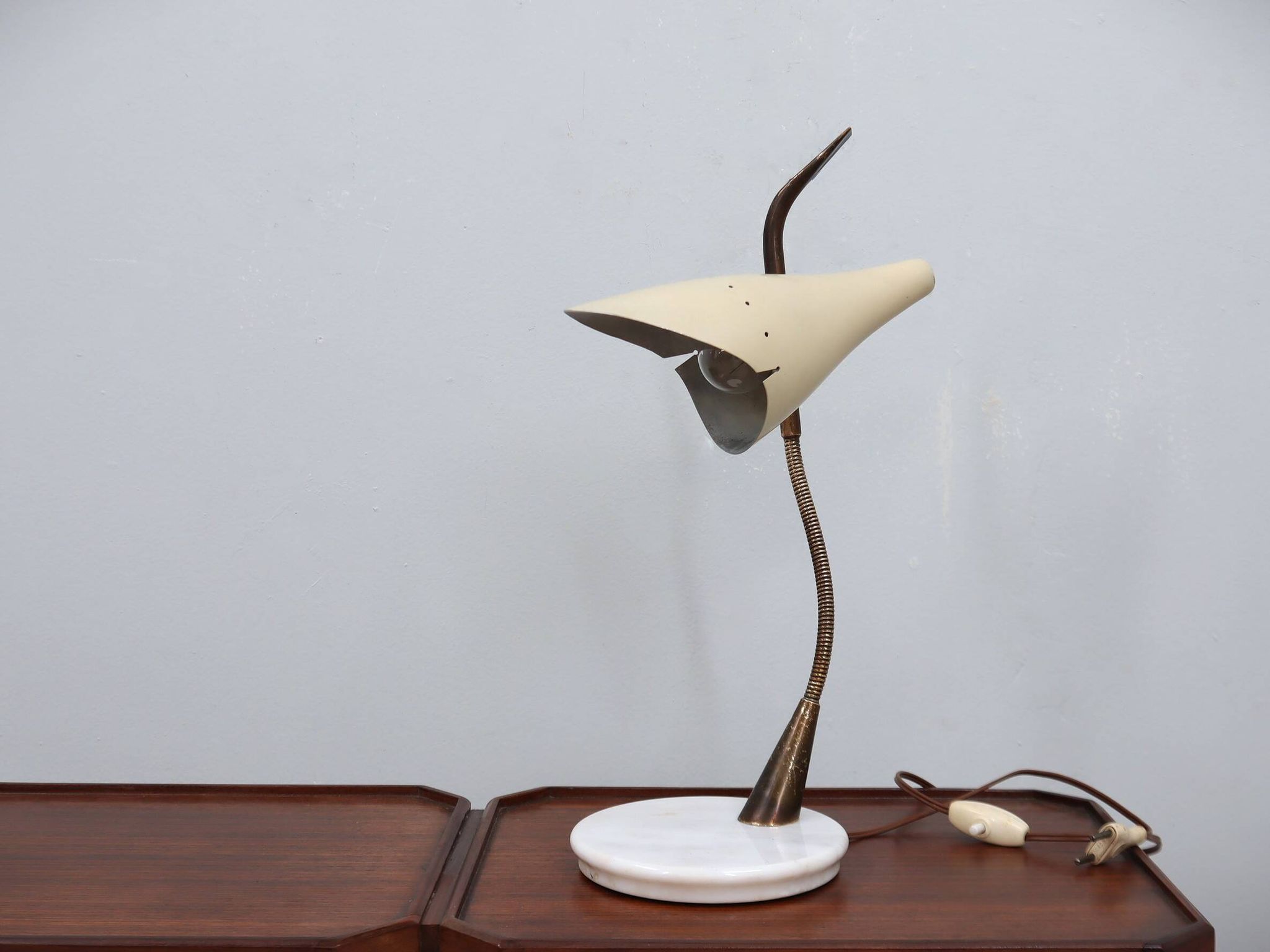 Oscar Torlasco for Lumen rare 1950s Italian table lamp in brass and marble