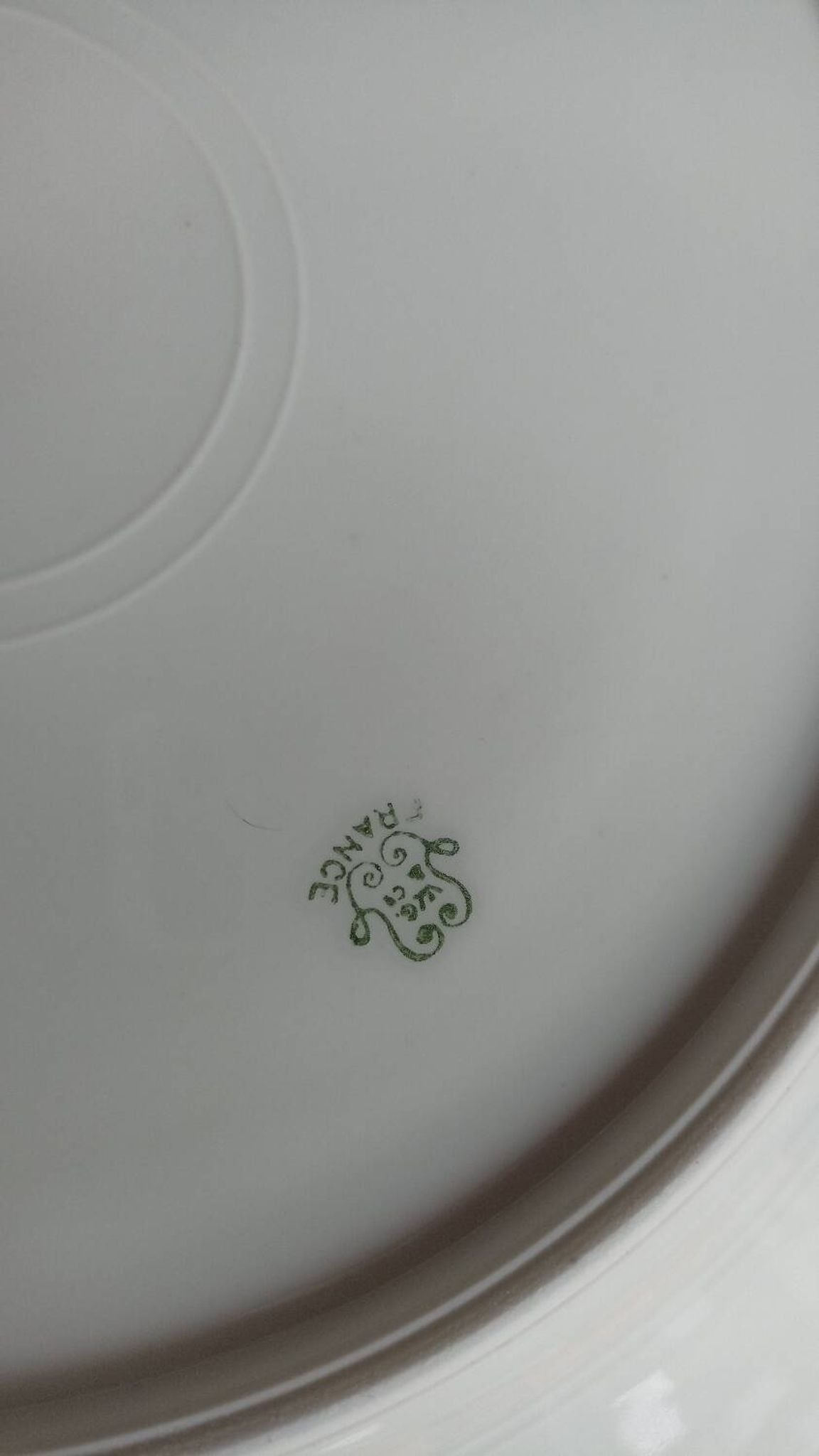 Plat de service en porcelaine de Limoges William Guérin et Compagnie