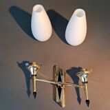 Petite applique à deux lumières, opaline blanche et laiton doré, Circa 1960.