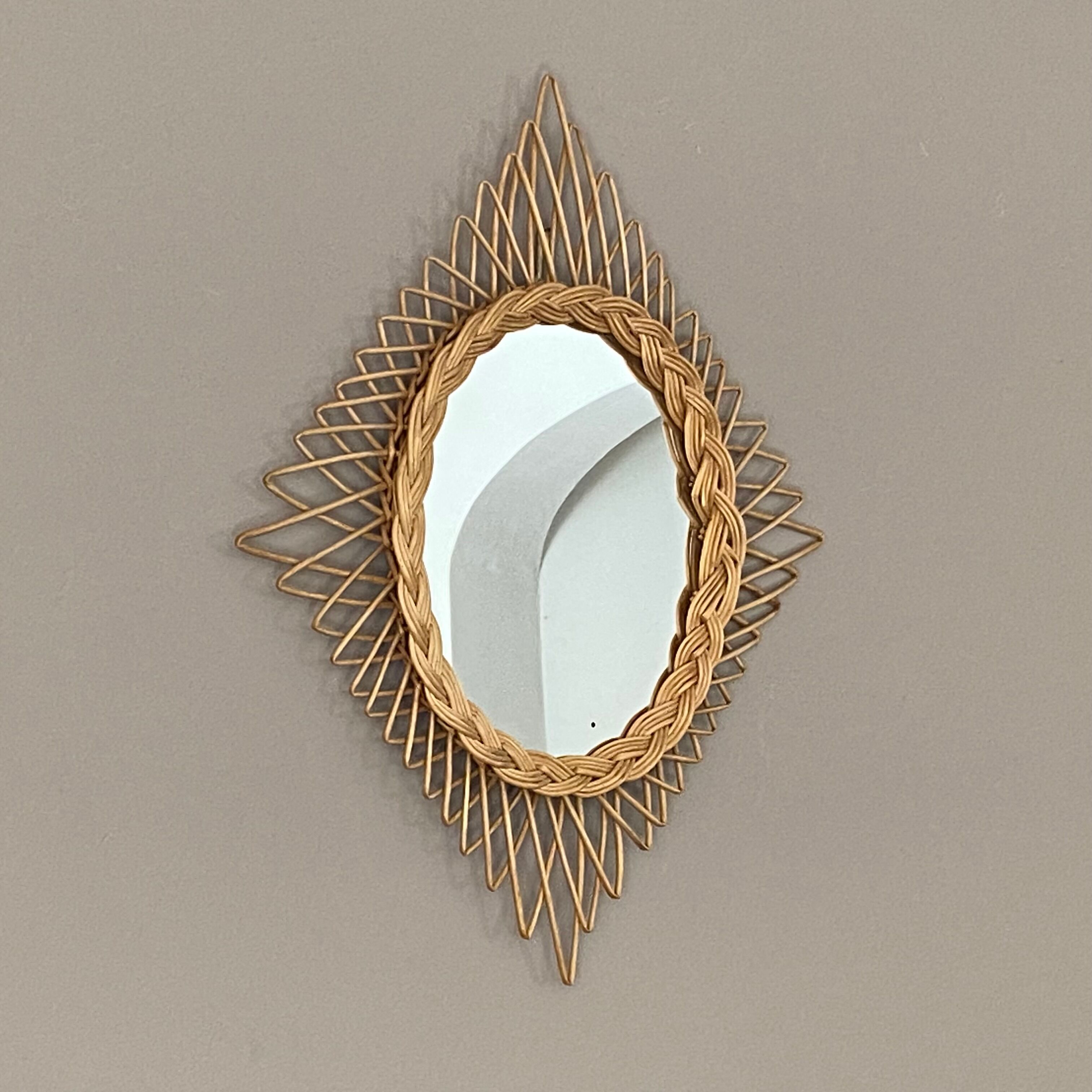 Sun mirror in woven rattan. 1960. Diamond.