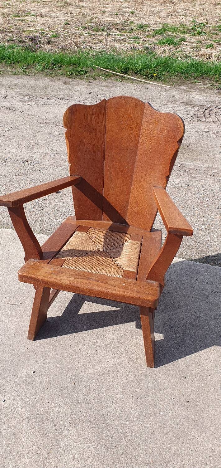 Ensemble de 5 anciennes chaises de feu en chêne à faible dossier, tressées de jonc, de style rural néerlandais.