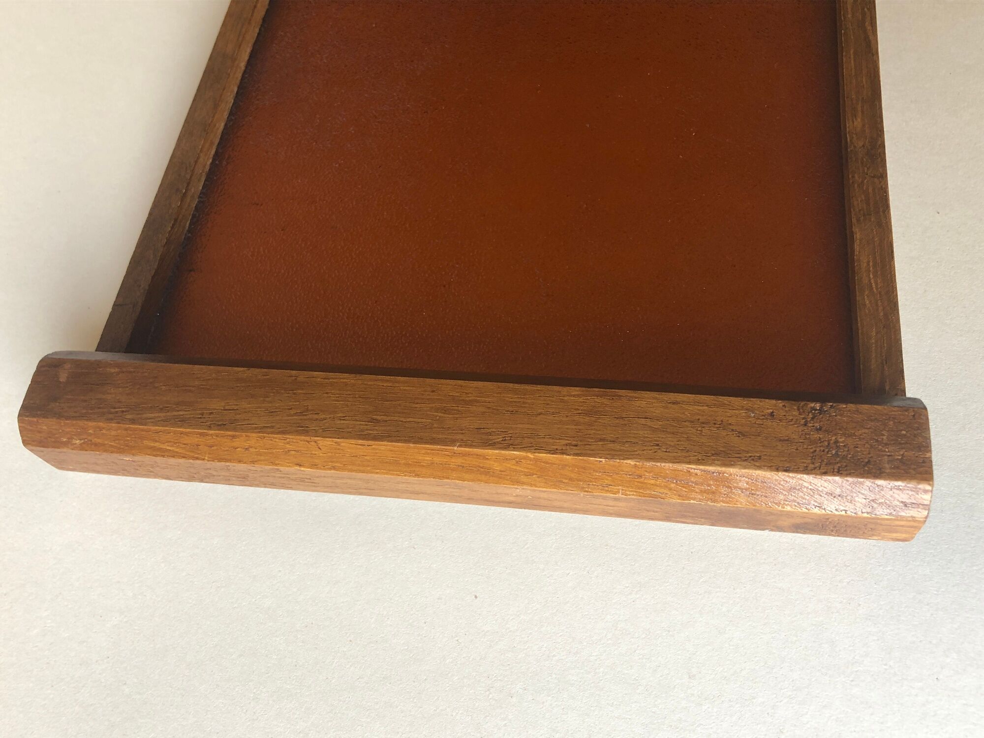 Plateau bois et verre granité couleur ambre