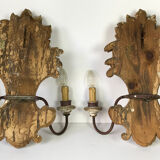 Paire d'appliques a 2 lumières en bois sculpté et patiné à décor de fleurs