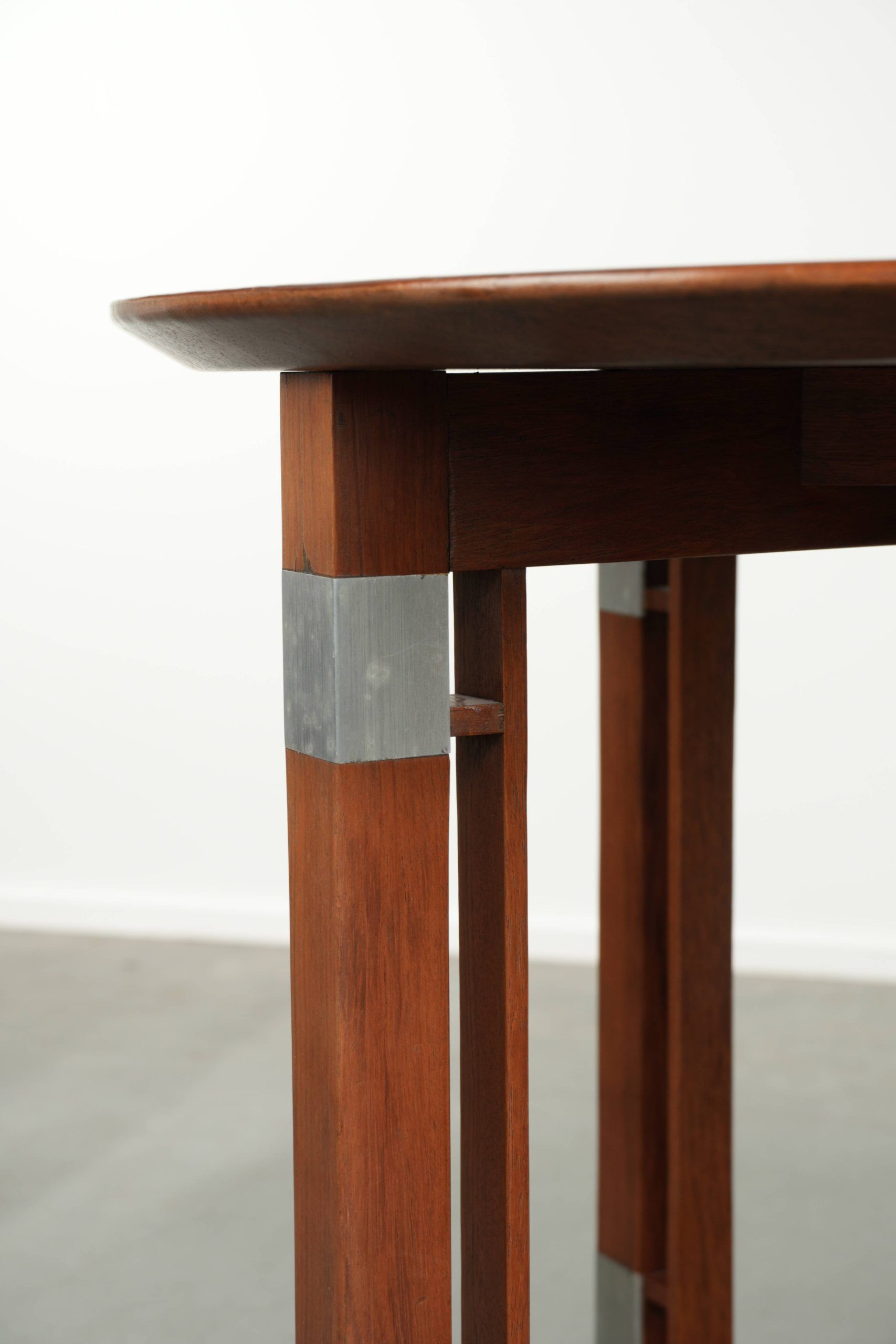 Table d'appoint ronde au design Art Déco
