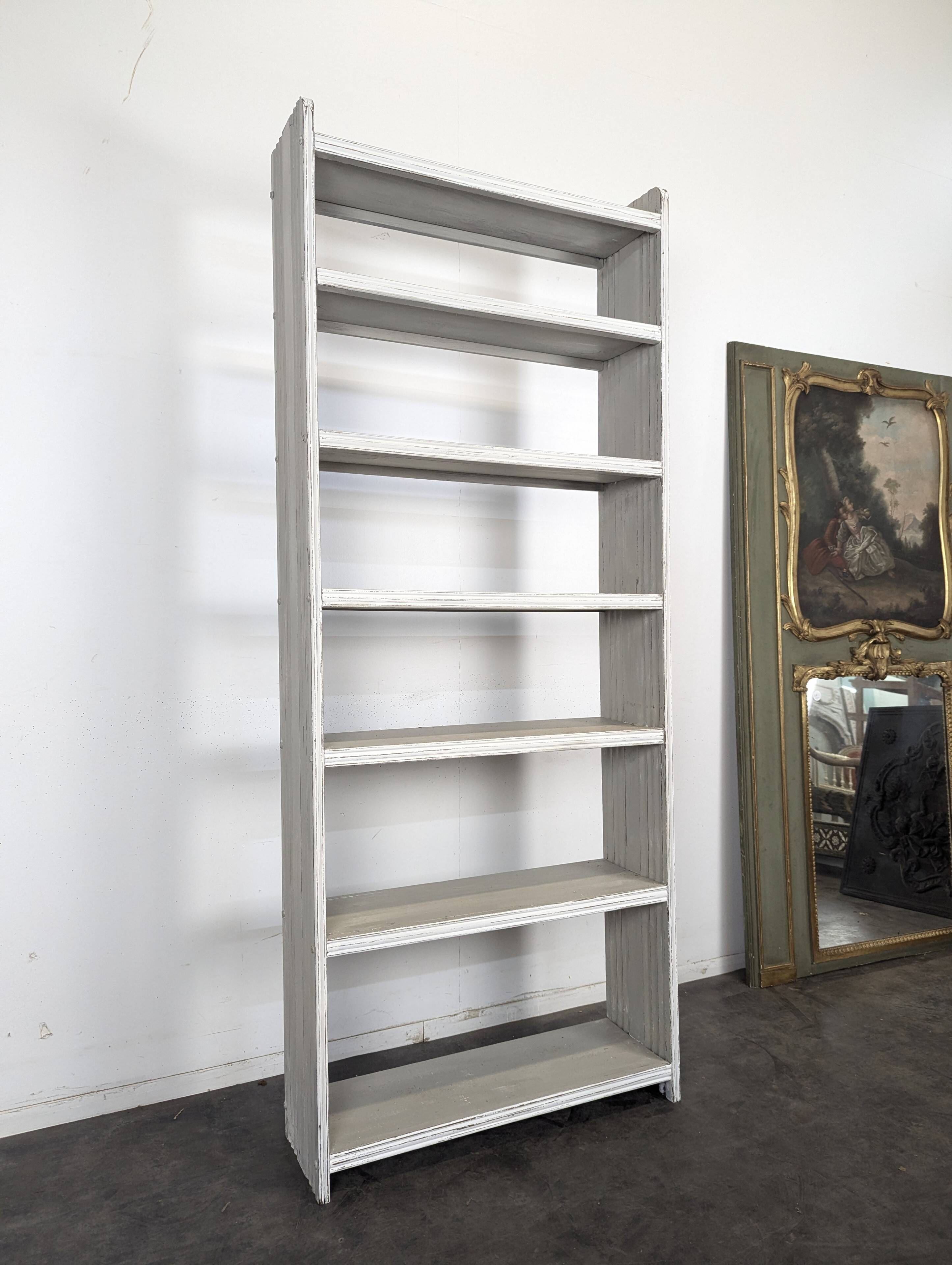 Grande étagère bibliothèque en bois peint blanc