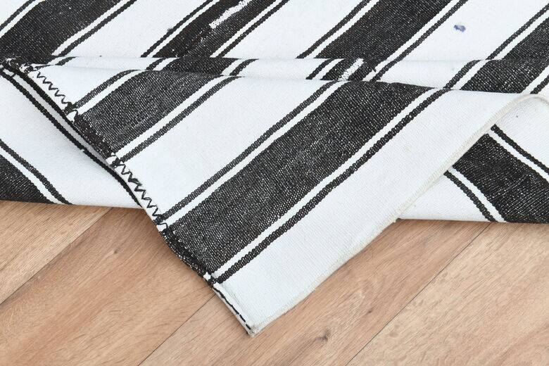 Tapis plat à rayures blanches et noires 152 x 243 cm