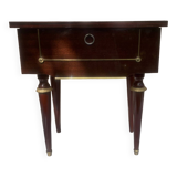 Table de chevet avec un joli décor en métal doré de style milieu de siècle.