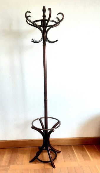 Curved wooden bistro parrot coat rack
