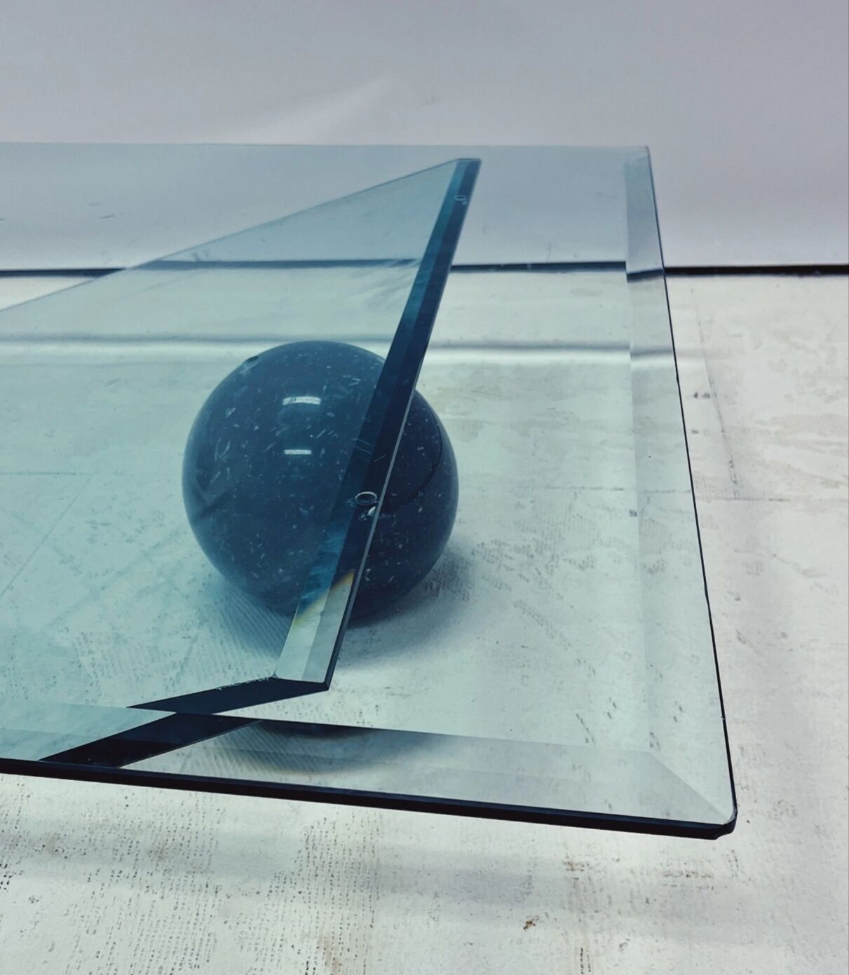 Table basse design sculptural - Marbre noir et verre style années 80