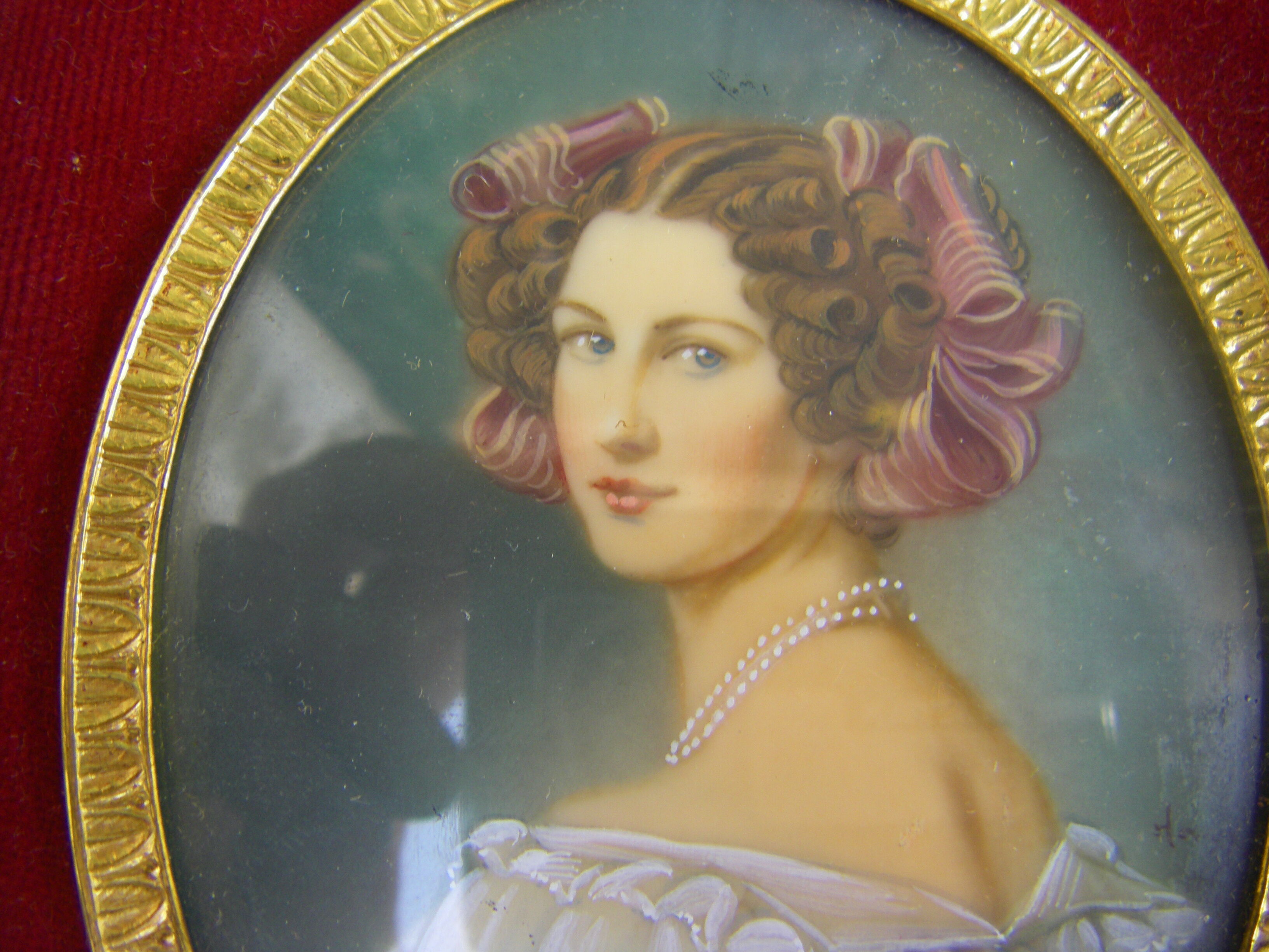 Portrait miniature medallion