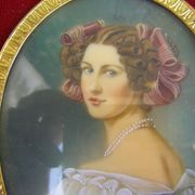 Portrait miniature medallion