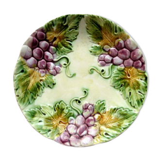 Assiette en barbotine production onnaing 3 raisins violets, feuilles vertes