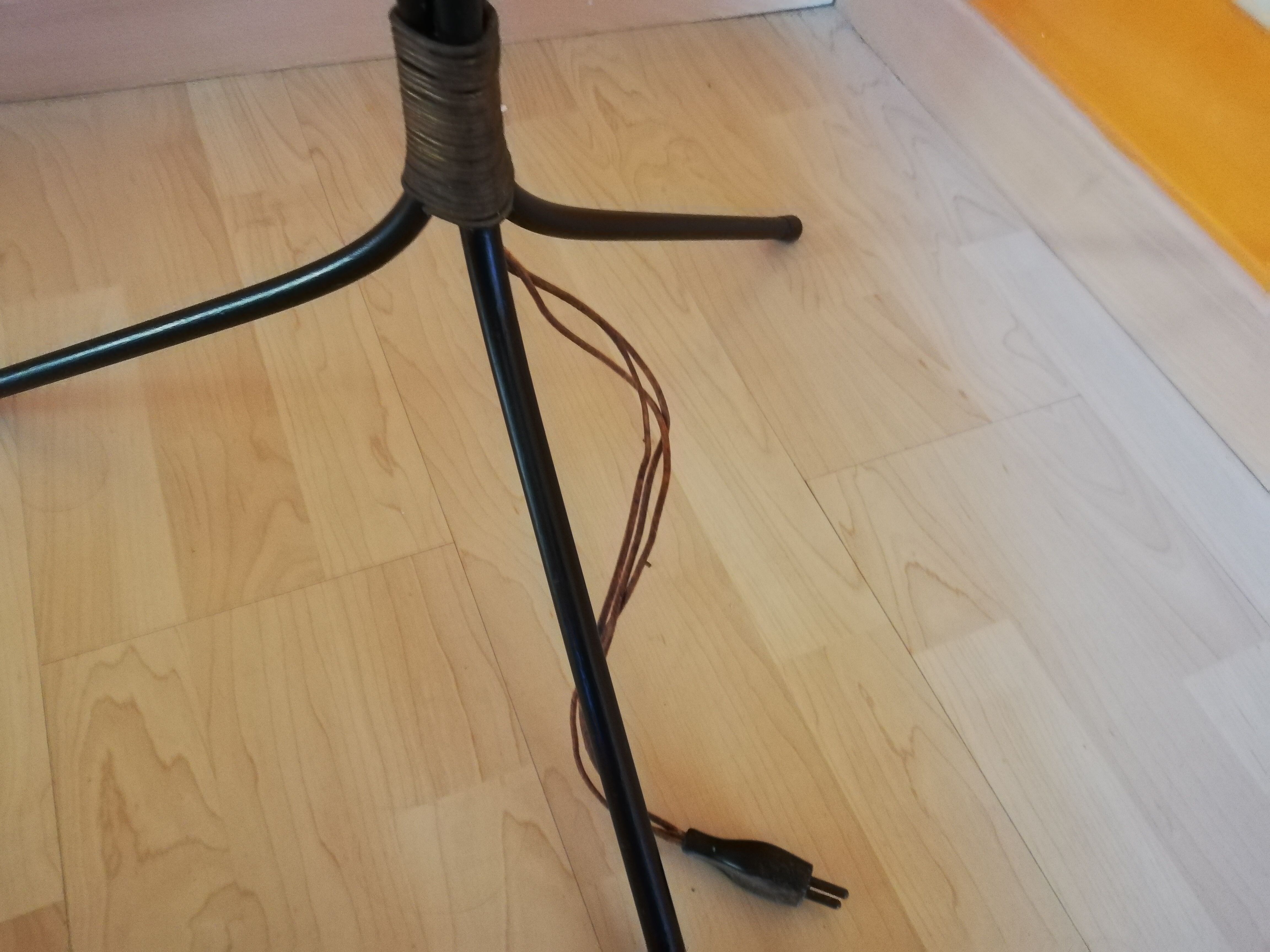 Vintage tripode lamppost