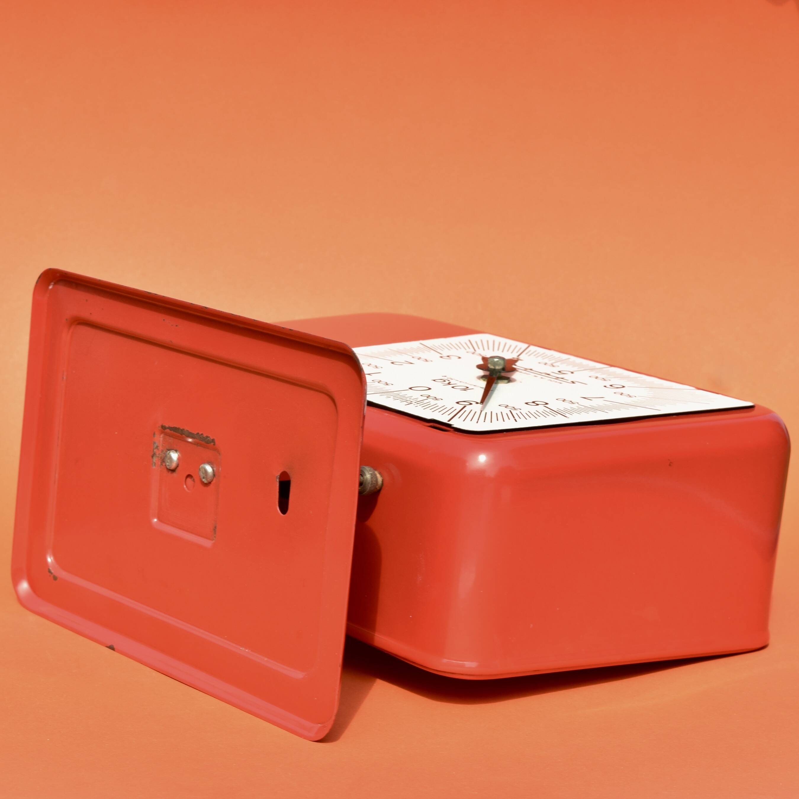 Stube - vintage household scale in red painted metal - force 10