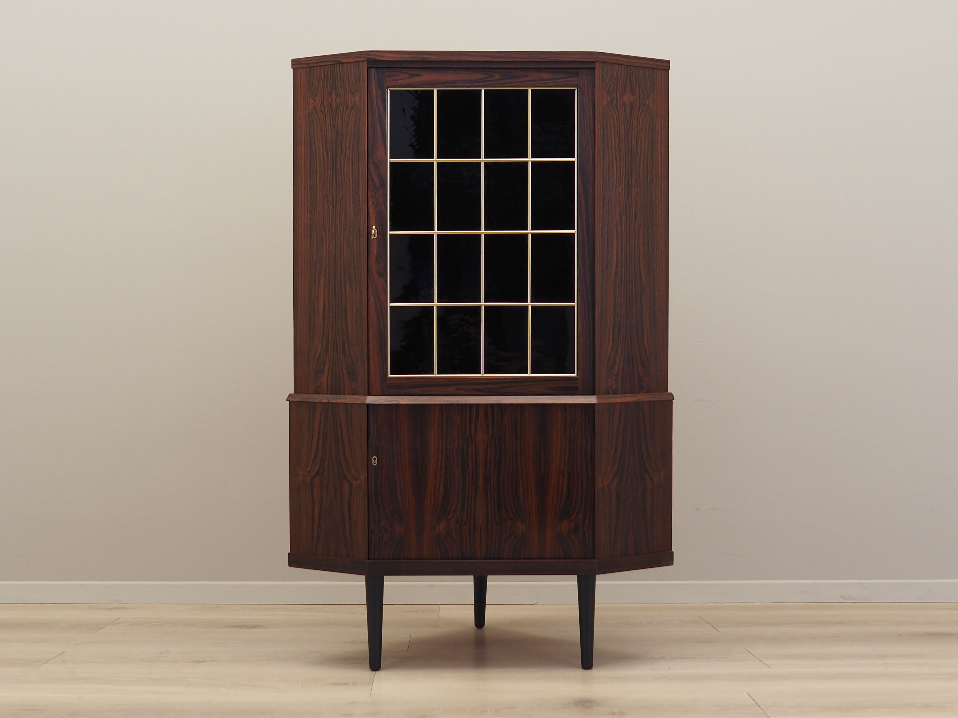 Armoire d’angle en palissandre, design danois, années 1970, production: Danemark
