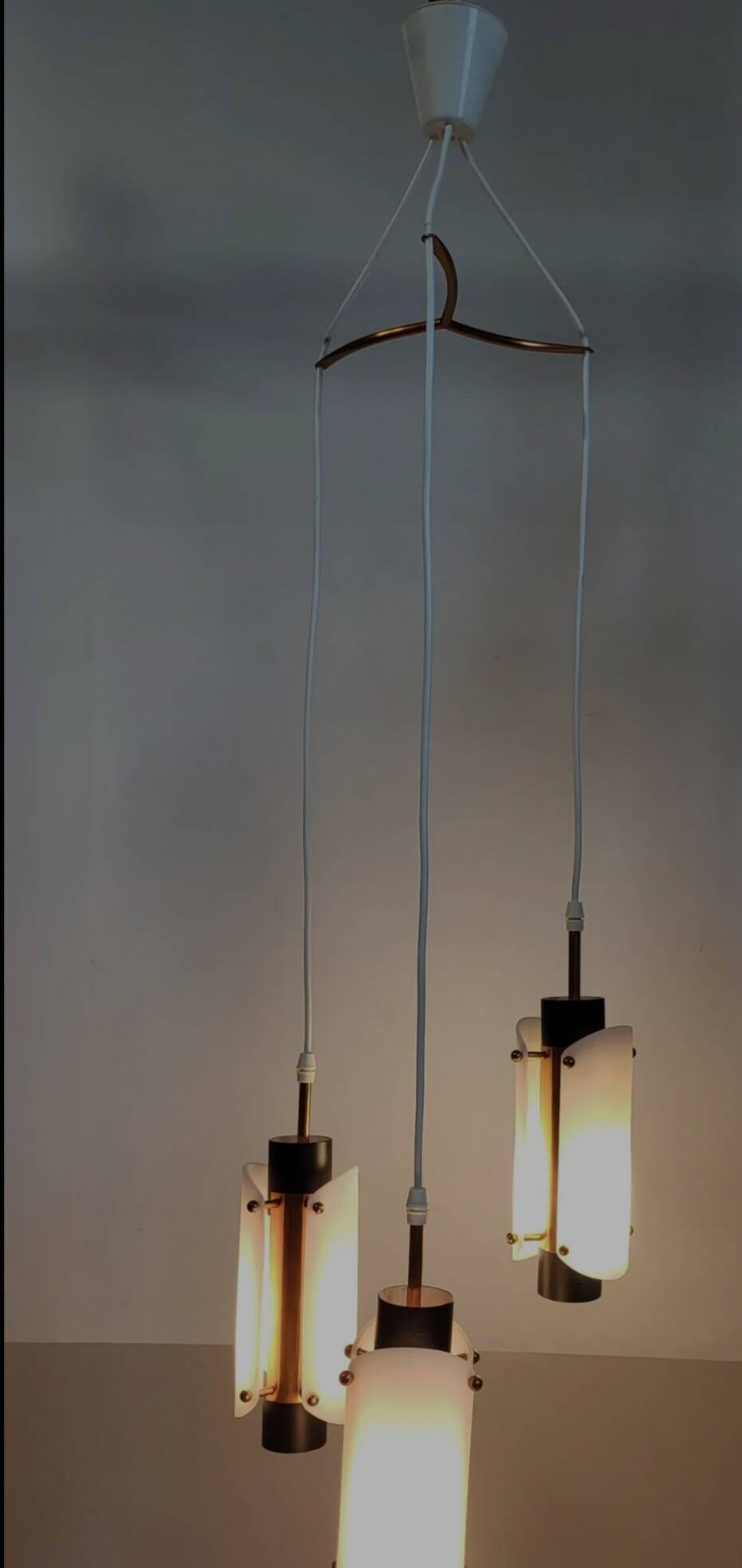 Suspension vintage scandinave en plexiglas et cuivre, probablement danoise