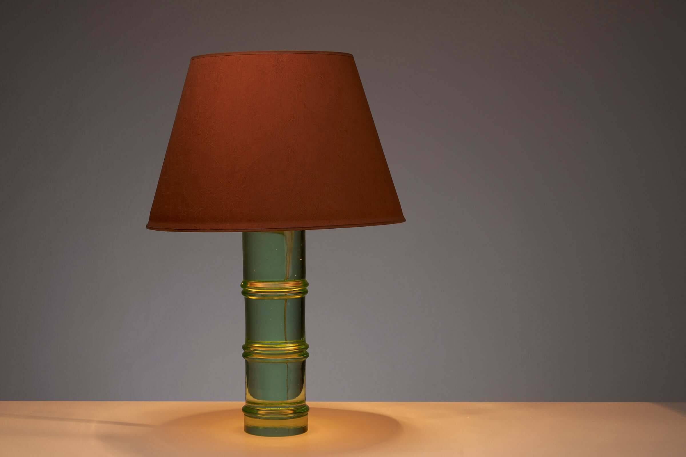 Lampe de table en verre avec abat-jour orange