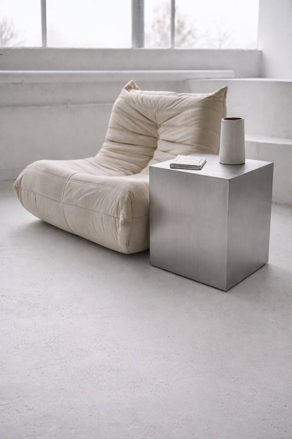 Table d'appoint Veliento "Silent Cube" en acier inoxydable brossé